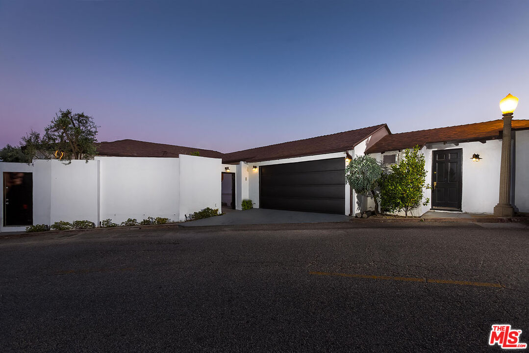 1733 SUNSET PLAZA DR