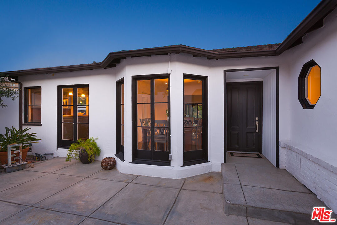 1733 SUNSET PLAZA DR