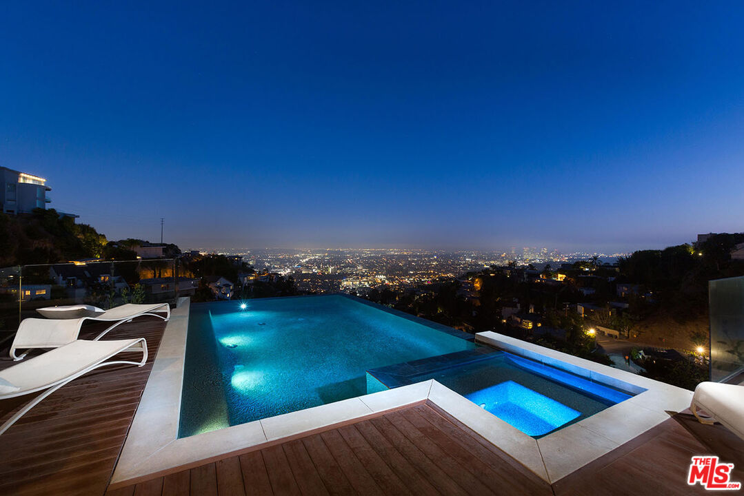 1733 SUNSET PLAZA DR