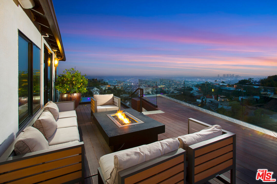 1733 SUNSET PLAZA DR