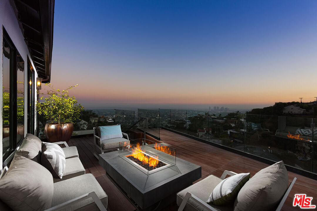 1733 SUNSET PLAZA DR
