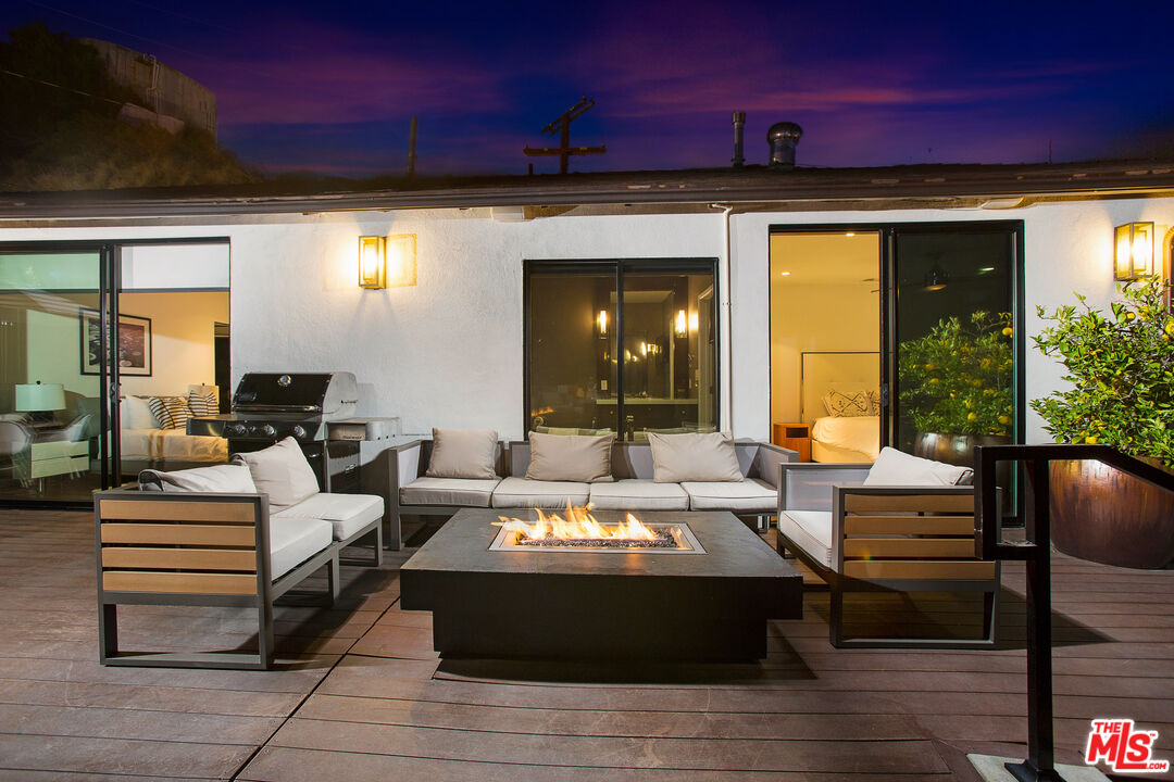 1733 SUNSET PLAZA DR