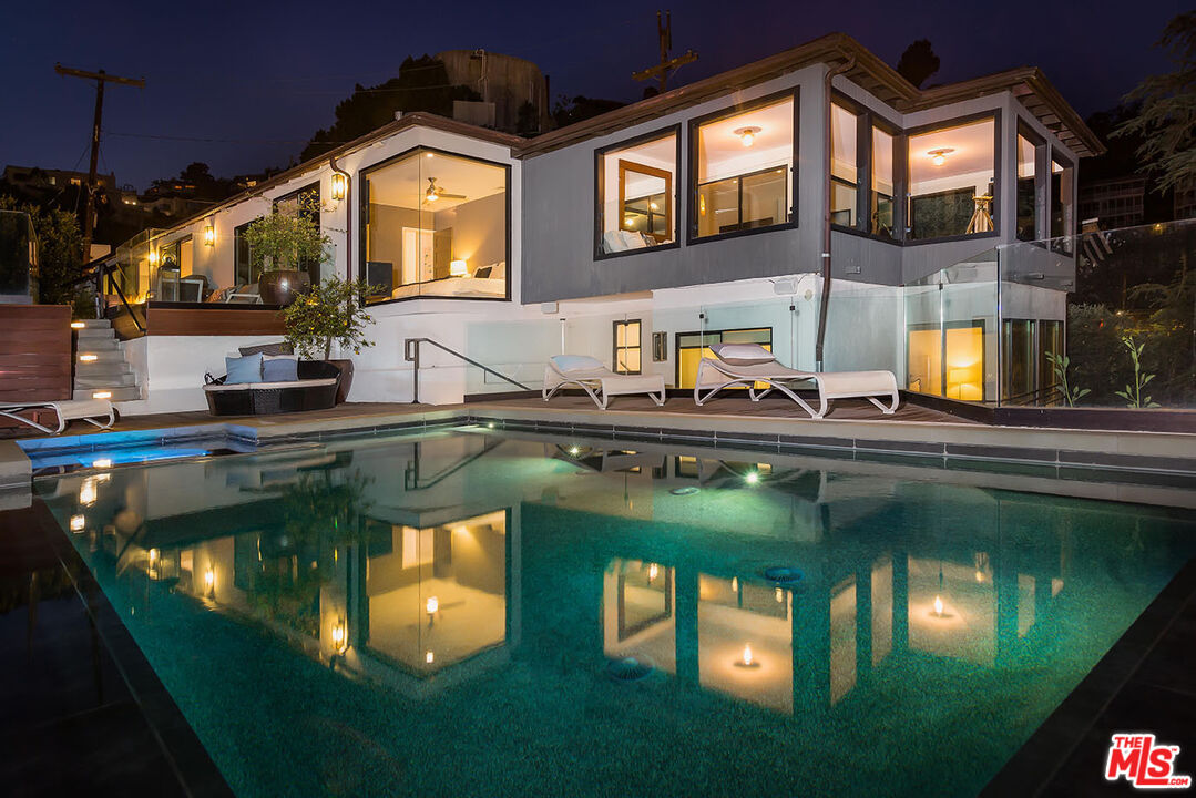 1733 SUNSET PLAZA DR
