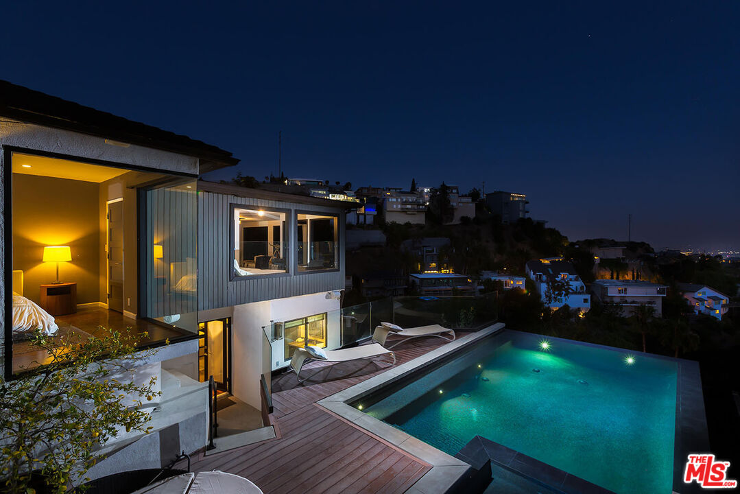 1733 SUNSET PLAZA DR