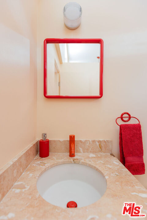 3925 Valley Vista Ave