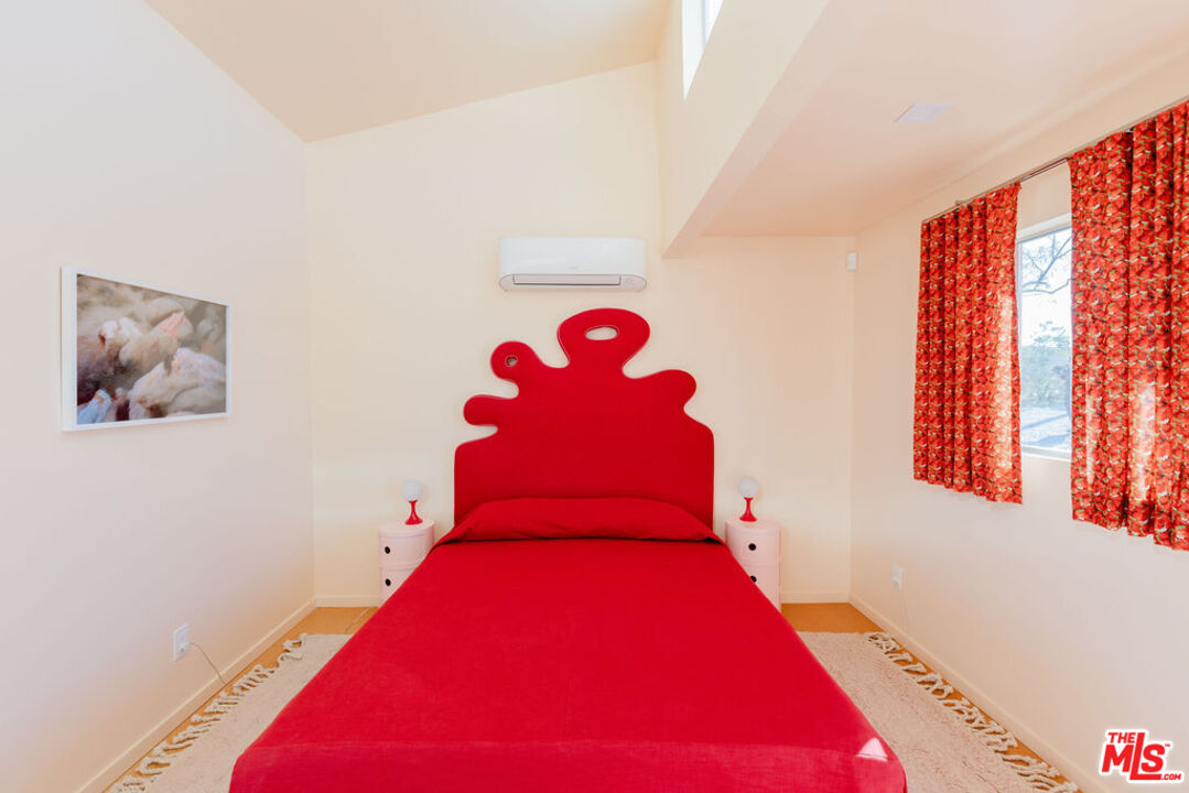 3925 Valley Vista Ave