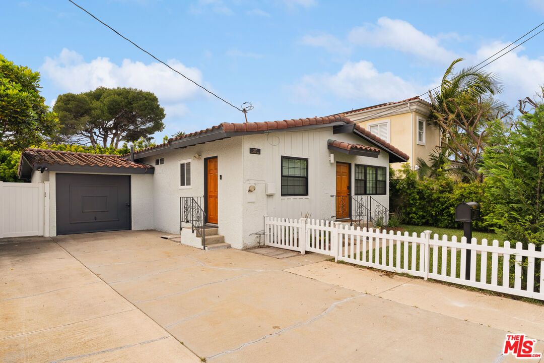 207 S Aviation Blvd