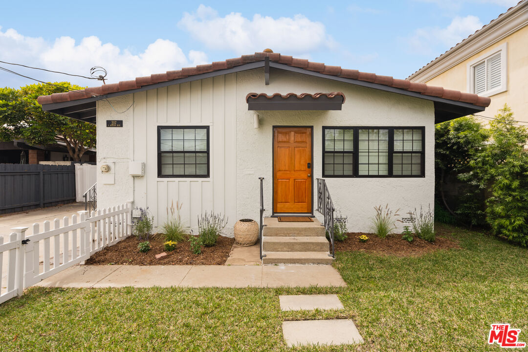 207 S Aviation Blvd