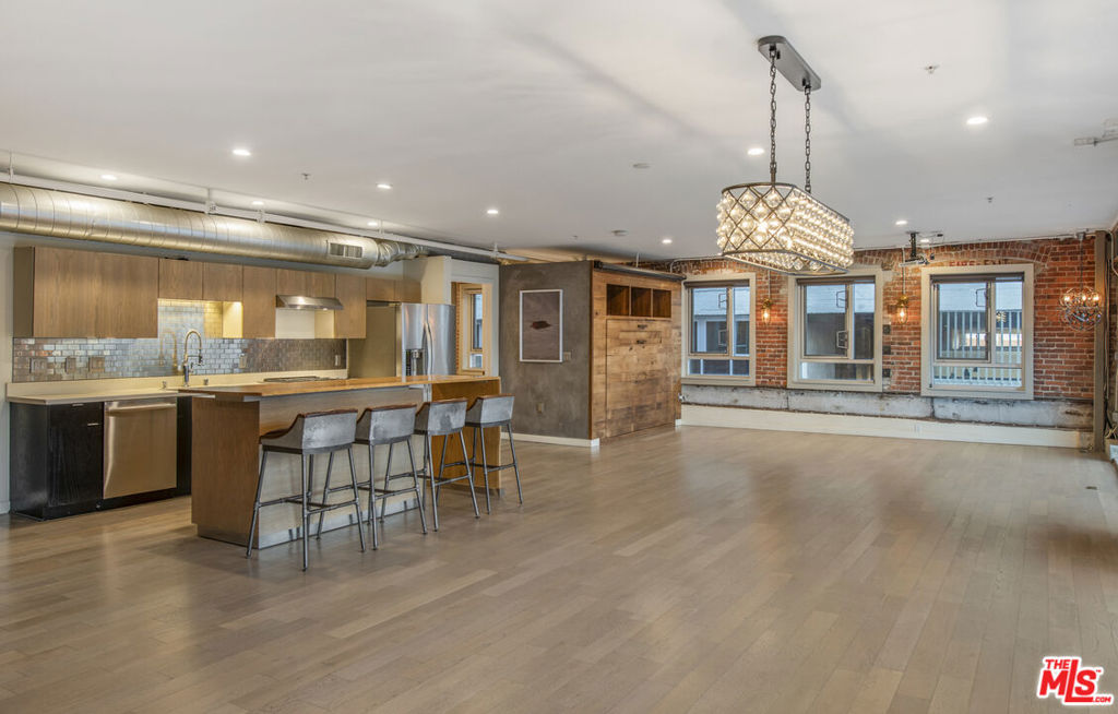 527 Molino Street 202