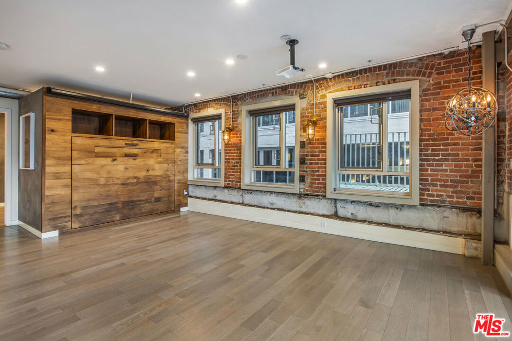 527 Molino Street 202