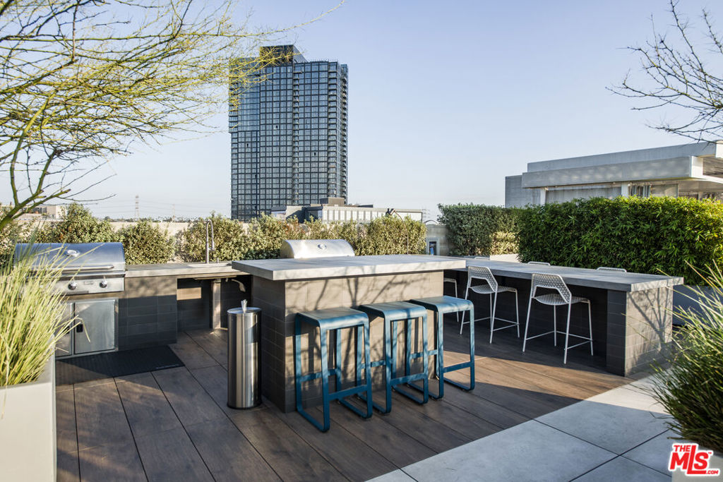 527 Molino Street 202