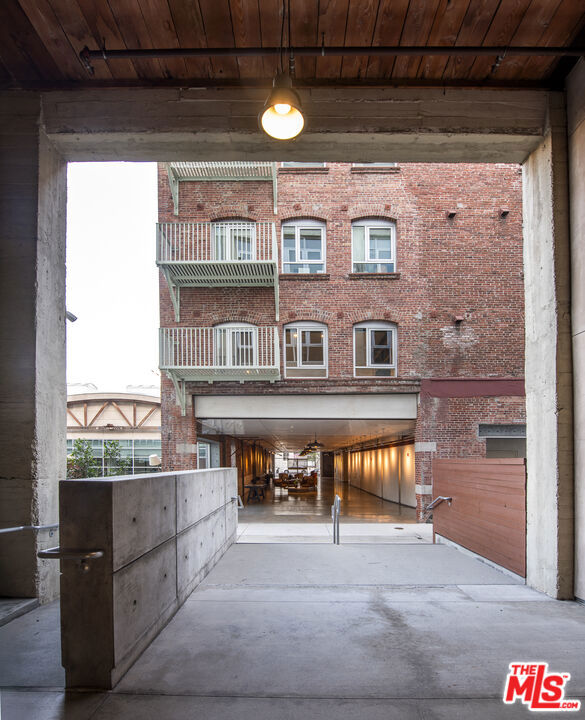 527 Molino Street 202