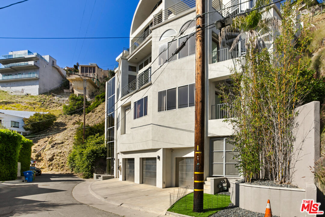 8435 FRANKLIN AVE
