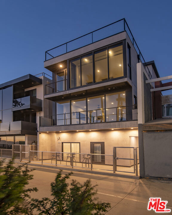 3011 Ocean Front Walk