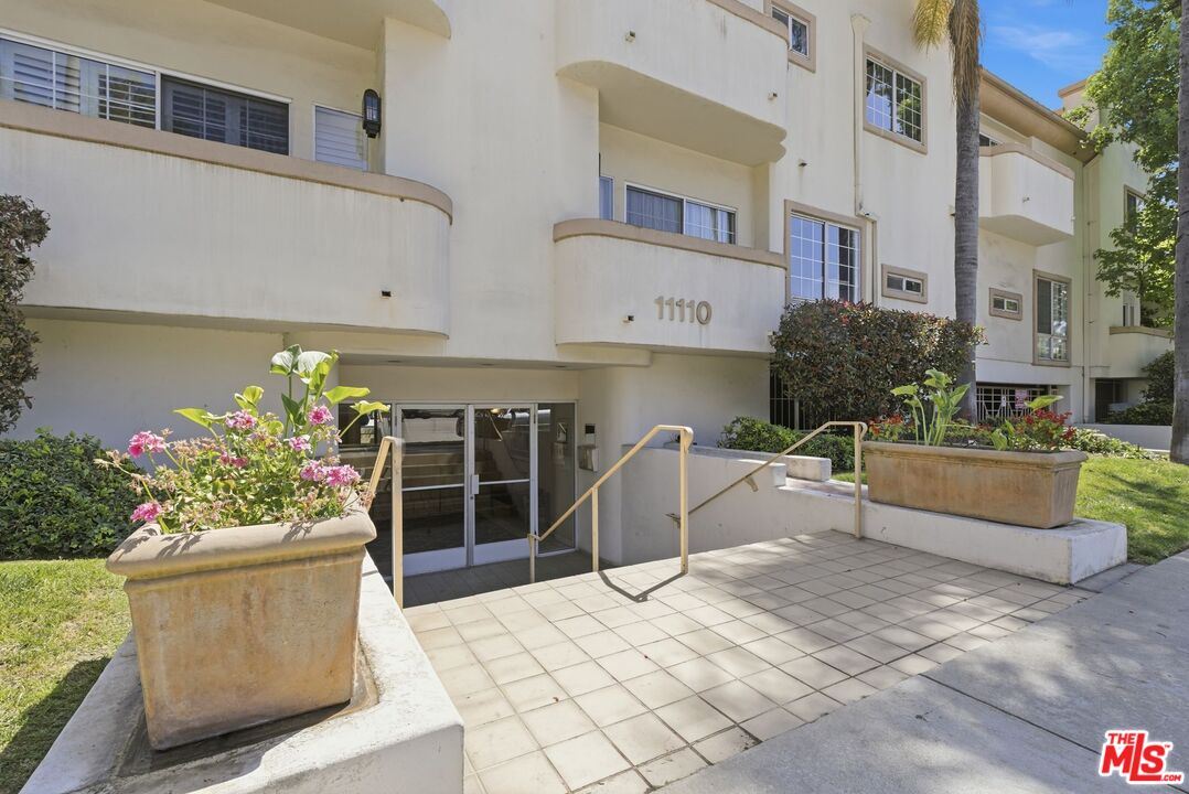 11110 Camarillo St Unit: 122