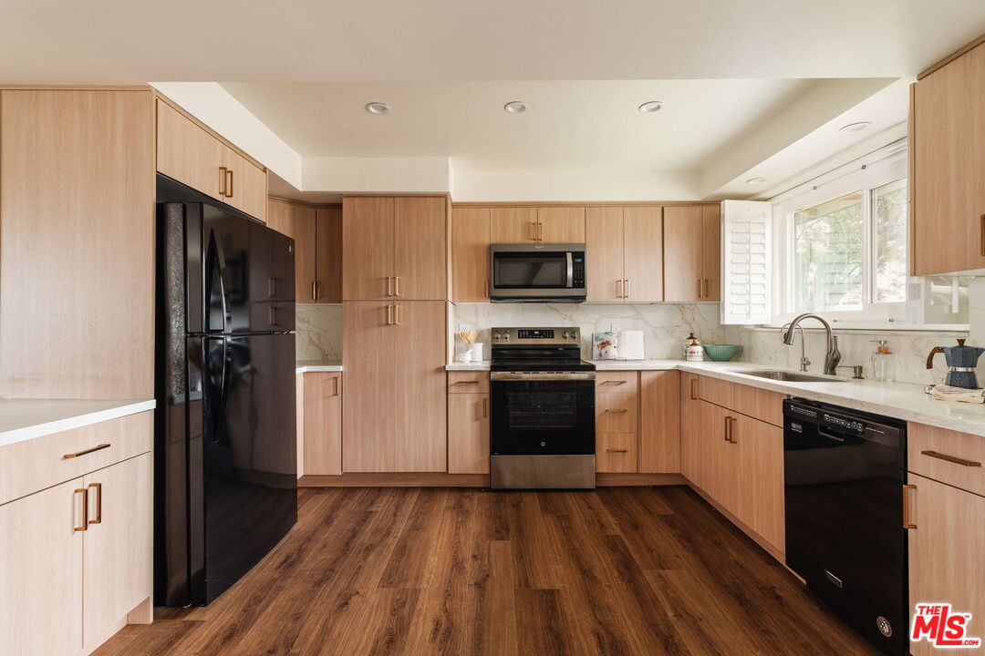 2811 Lawndale Dr