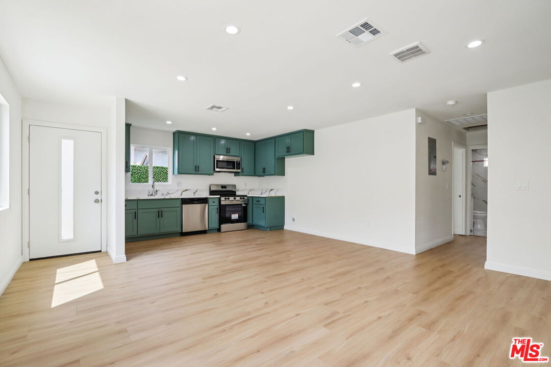227 W 41st St