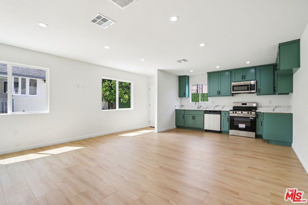 227 W 41st St