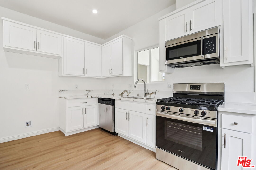 227 W 41st St