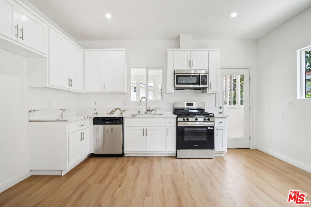 227 W 41st St