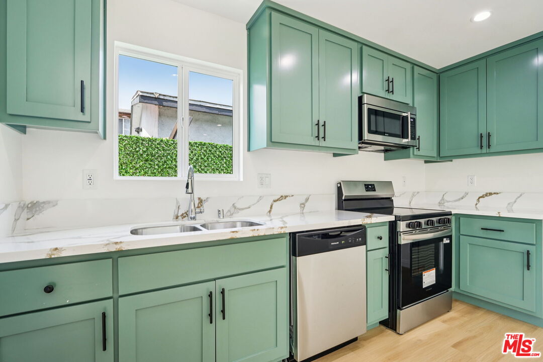 227 W 41st St
