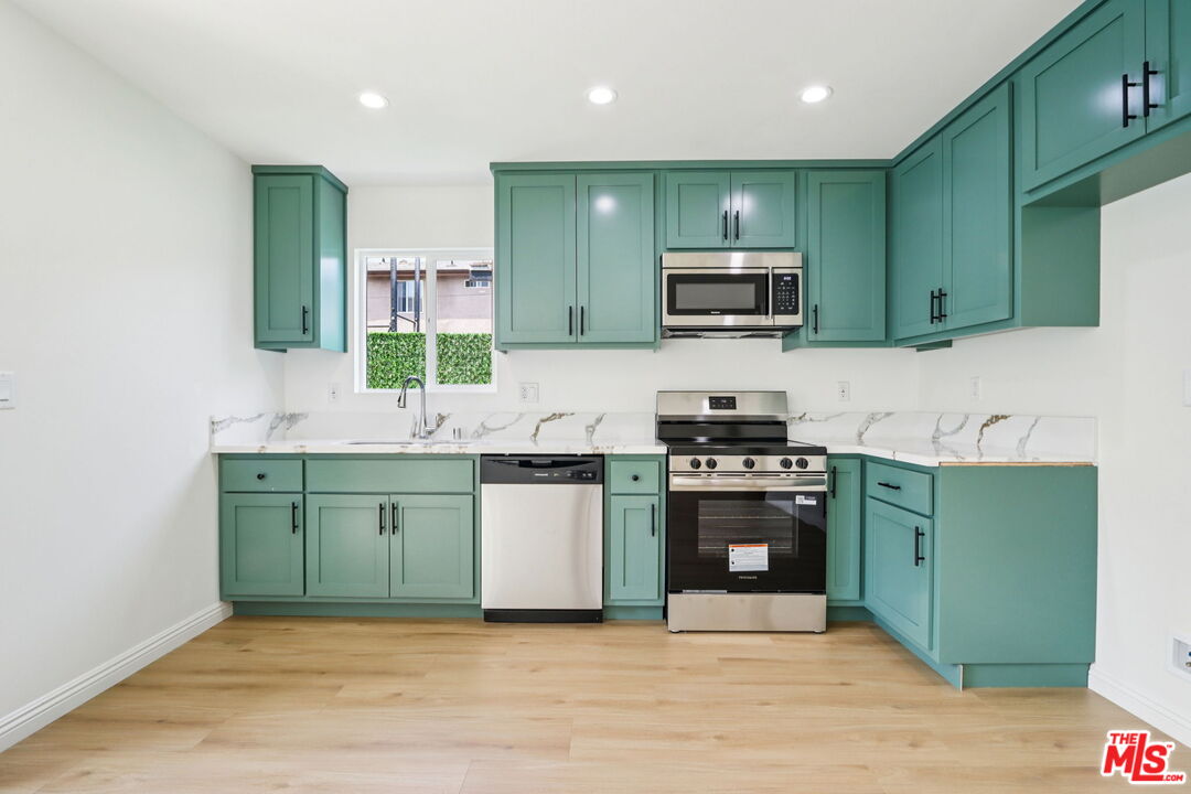 227 W 41st St