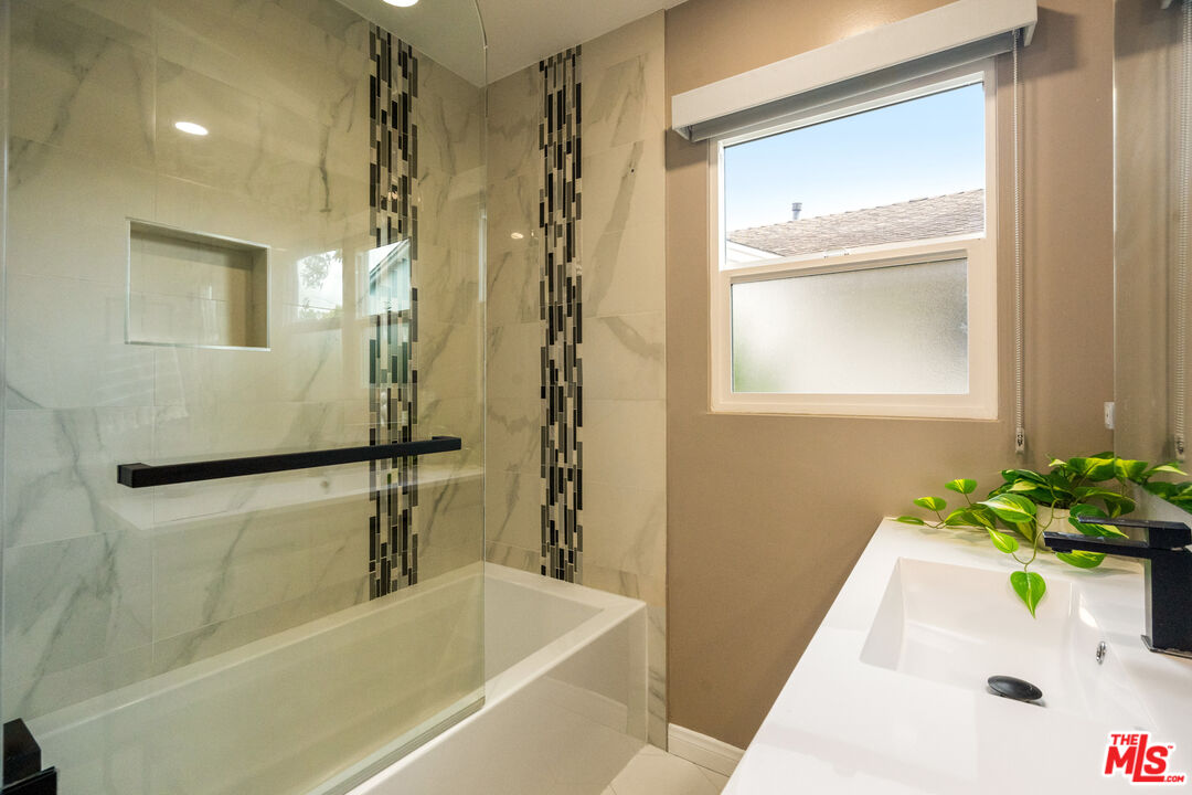 2616 N Buena Vista St