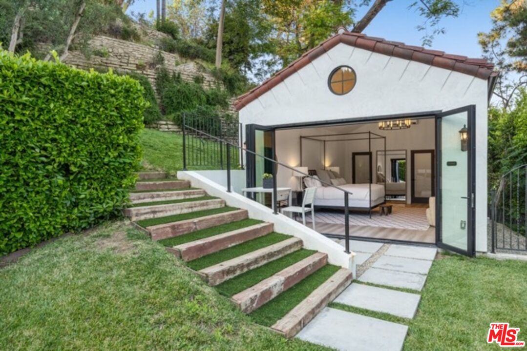 8159 Hollywood Blvd