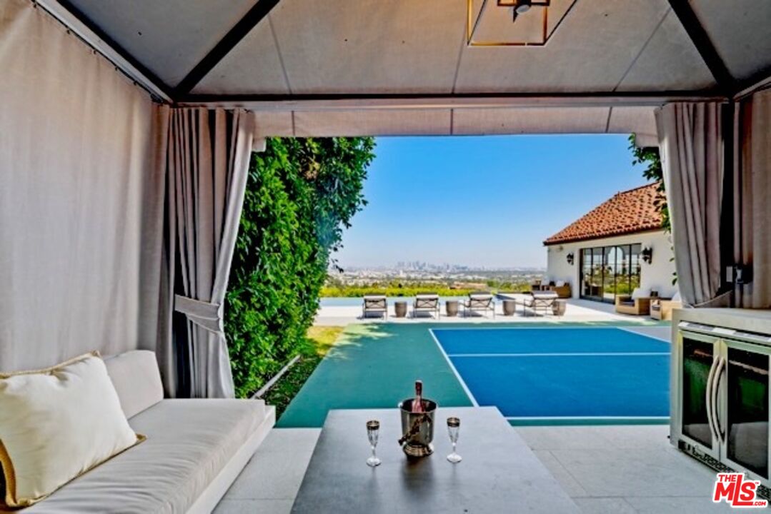 8159 Hollywood Blvd