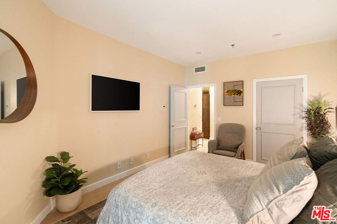585 N Rossmore Ave Unit: 407