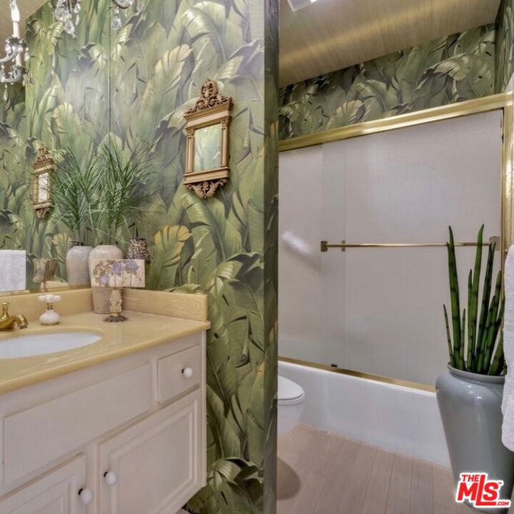 2385 Roscomare Rd Unit: D17
