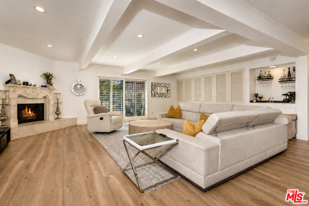 2385 Roscomare Rd Unit: D17