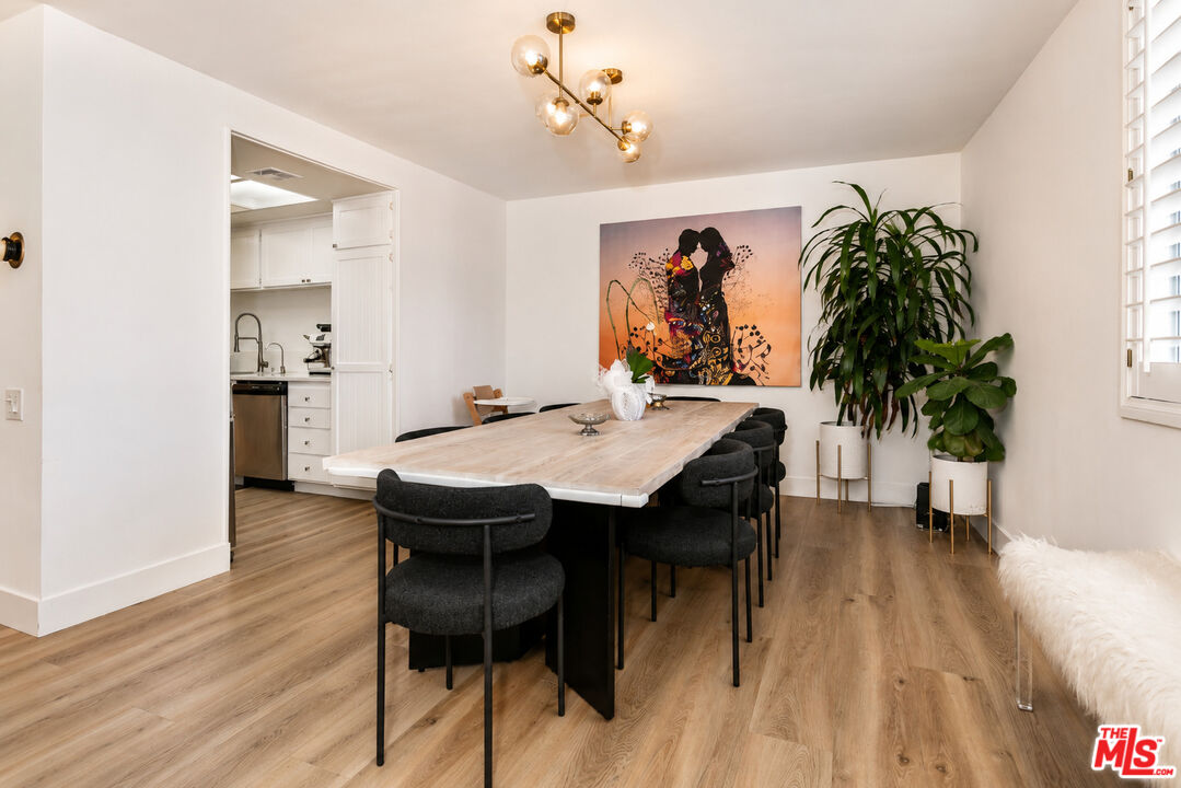 2385 Roscomare Rd Unit: D17