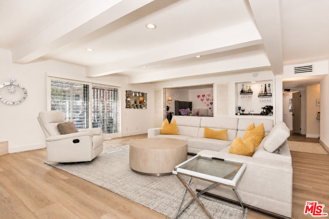 2385 Roscomare Rd Unit: D17