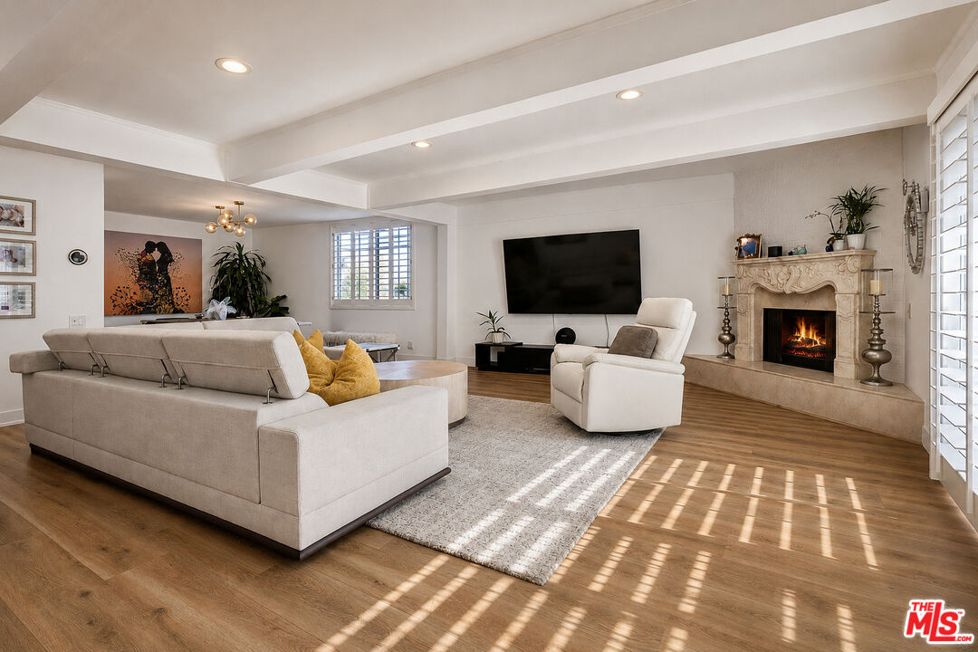 2385 Roscomare Rd Unit: D17