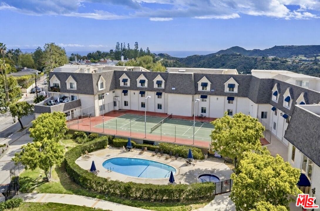 2385 Roscomare Rd Unit: D17