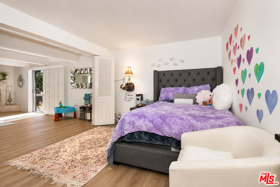 2385 Roscomare Rd Unit: D17