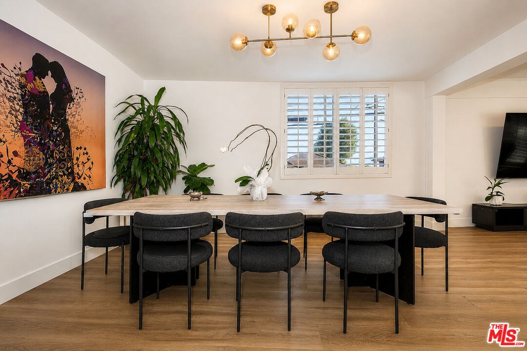2385 Roscomare Rd Unit: D17
