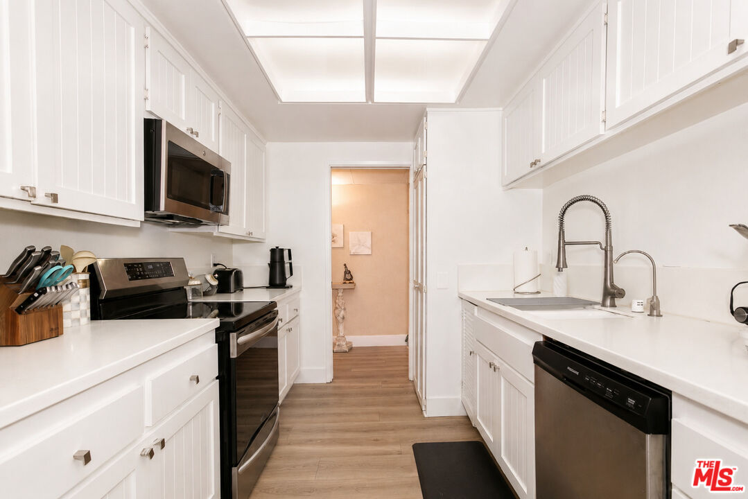 2385 Roscomare Rd Unit: D17