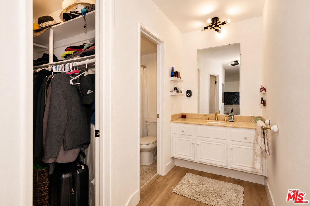 2385 Roscomare Rd Unit: D17