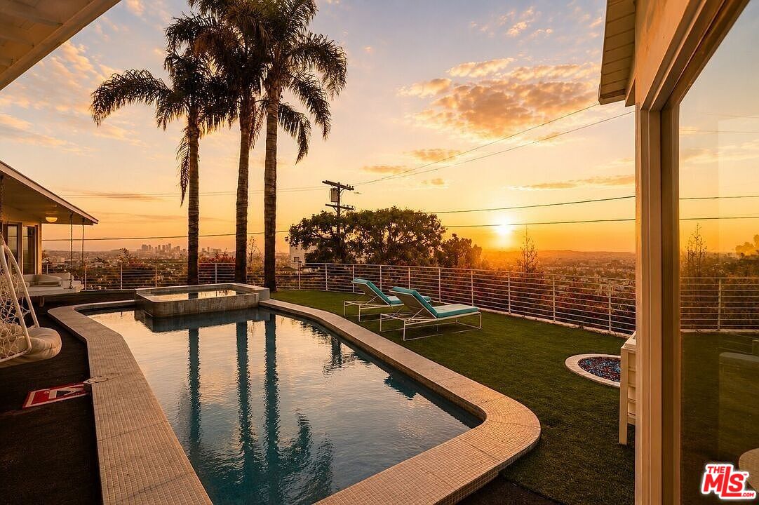 8411 Hollywood Blvd