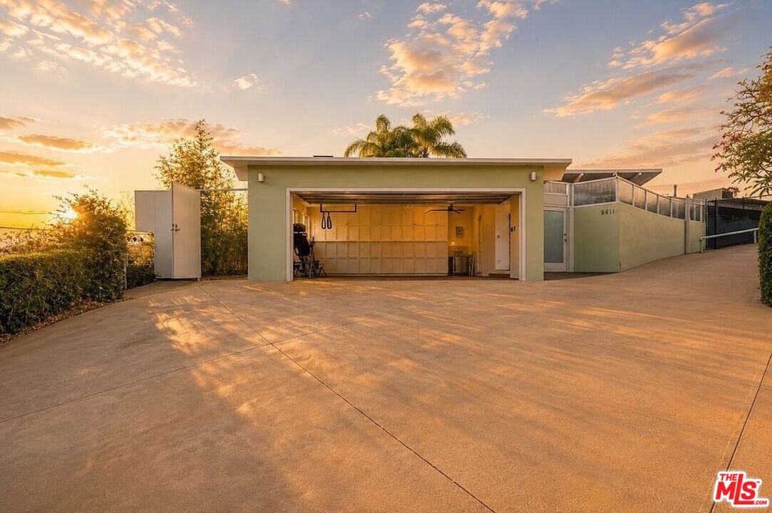 8411 Hollywood Blvd