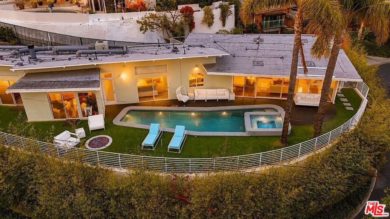 8411 Hollywood Blvd