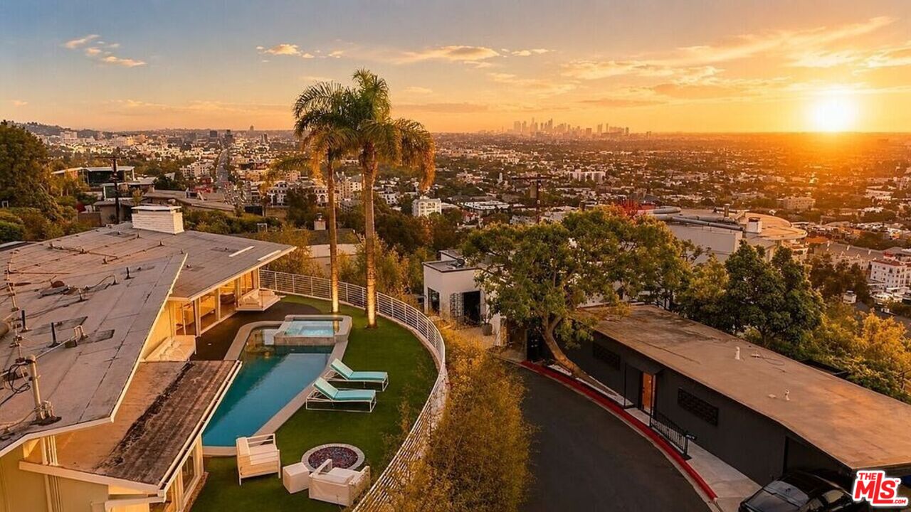 8411 Hollywood Blvd