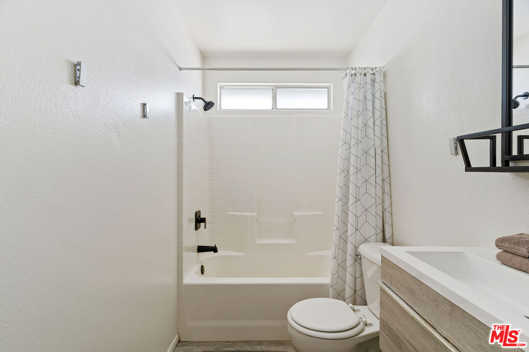 61602 La Jolla Dr