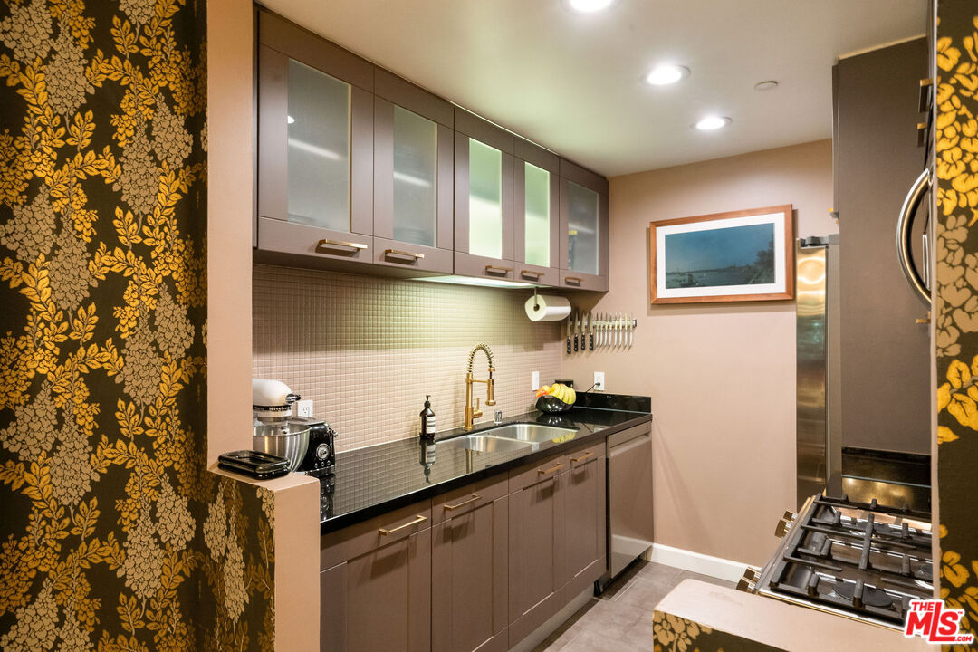 585 N Rossmore Ave Unit: 407