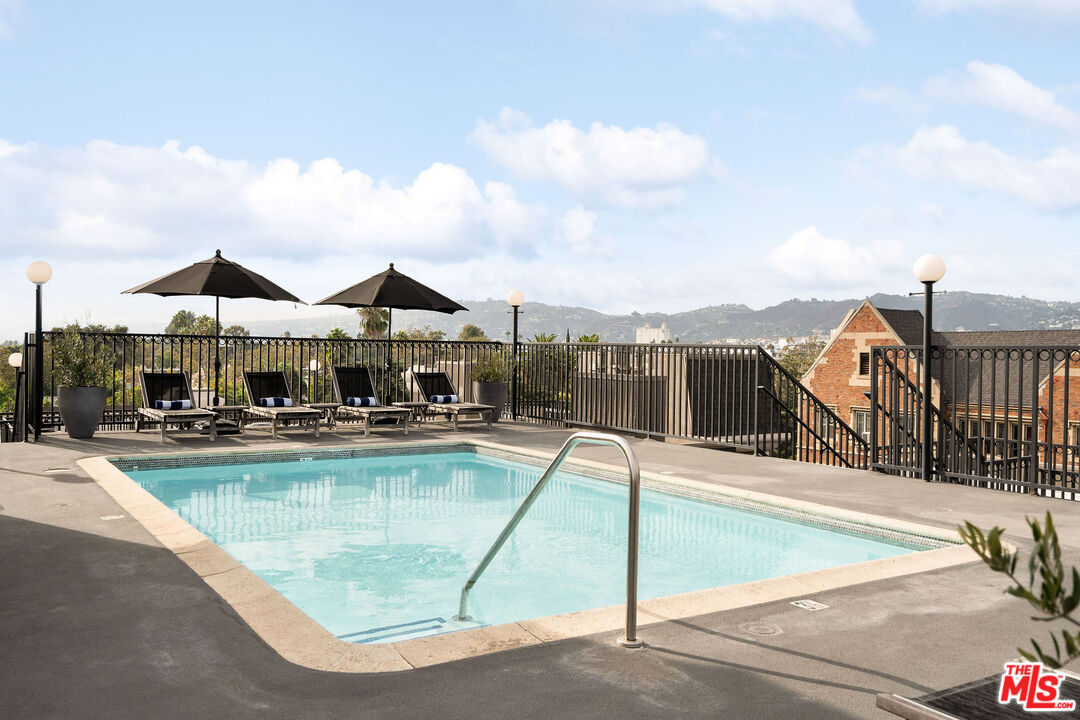 585 N Rossmore Ave Unit: 407