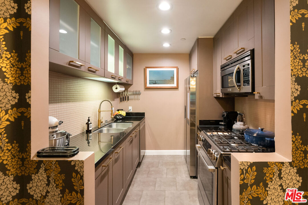585 N Rossmore Ave Unit: 407