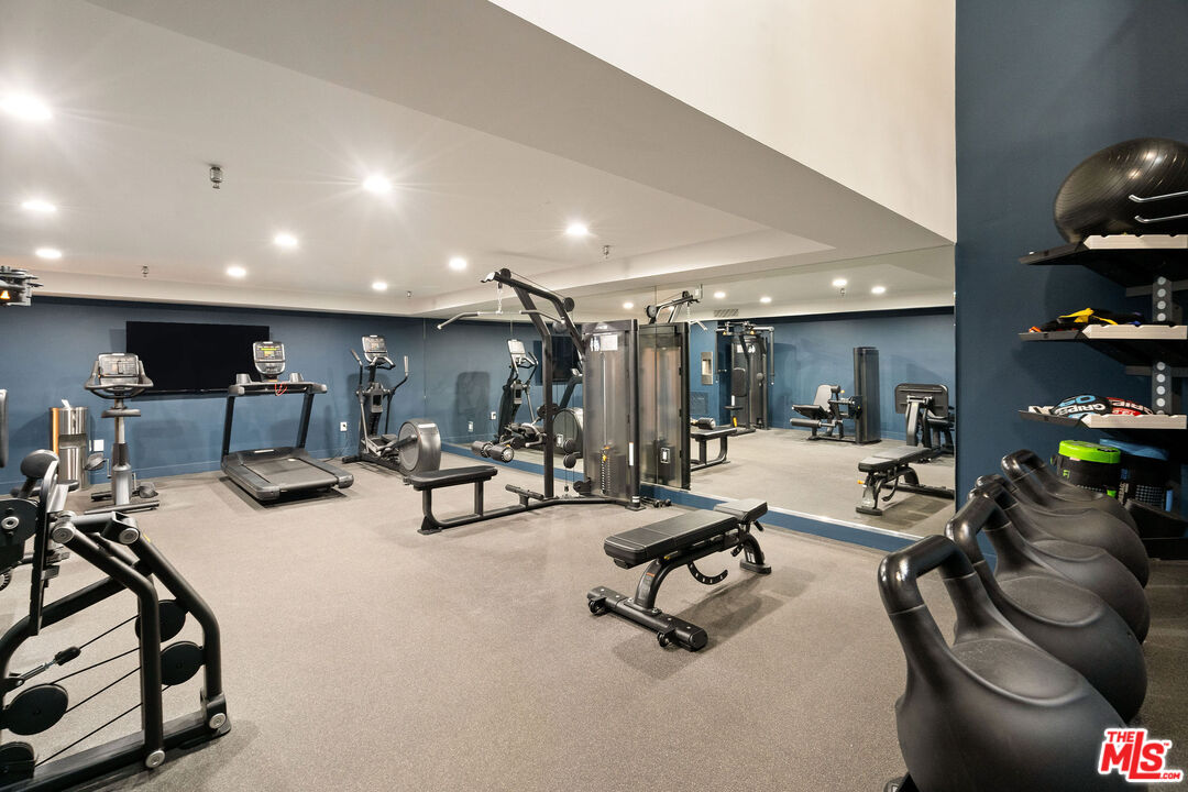 585 N Rossmore Ave Unit: 407