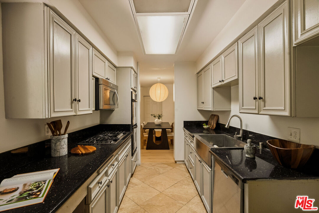 6251 Coldwater Canyon Ave Unit: 206